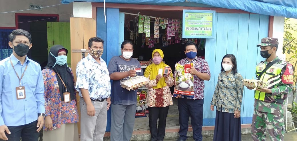 Beri Rasa Aman,Babinsa Kodim 0907/02 Tarteng Kawal Pembagian Bantuan Non Tunai Kepada Masyarakat