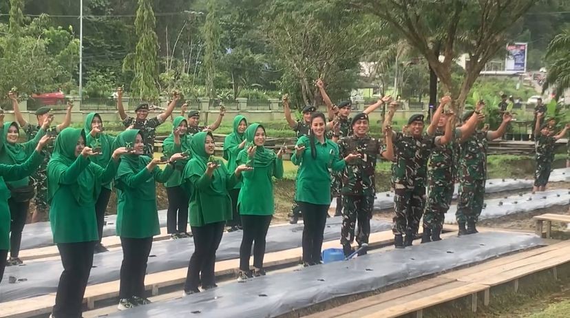 Yonif 613 RJA Dukung Penekanan Inflasi Melalui Cocok Tanam dan Budidaya Ikan