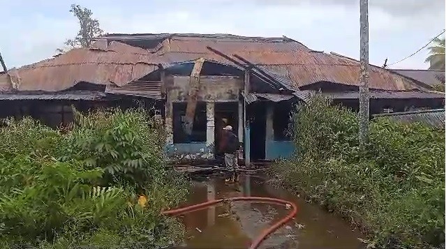 Gedung Bekas PKM Mamburungan Terbakar, Penyebabnya Belum Diketahui   