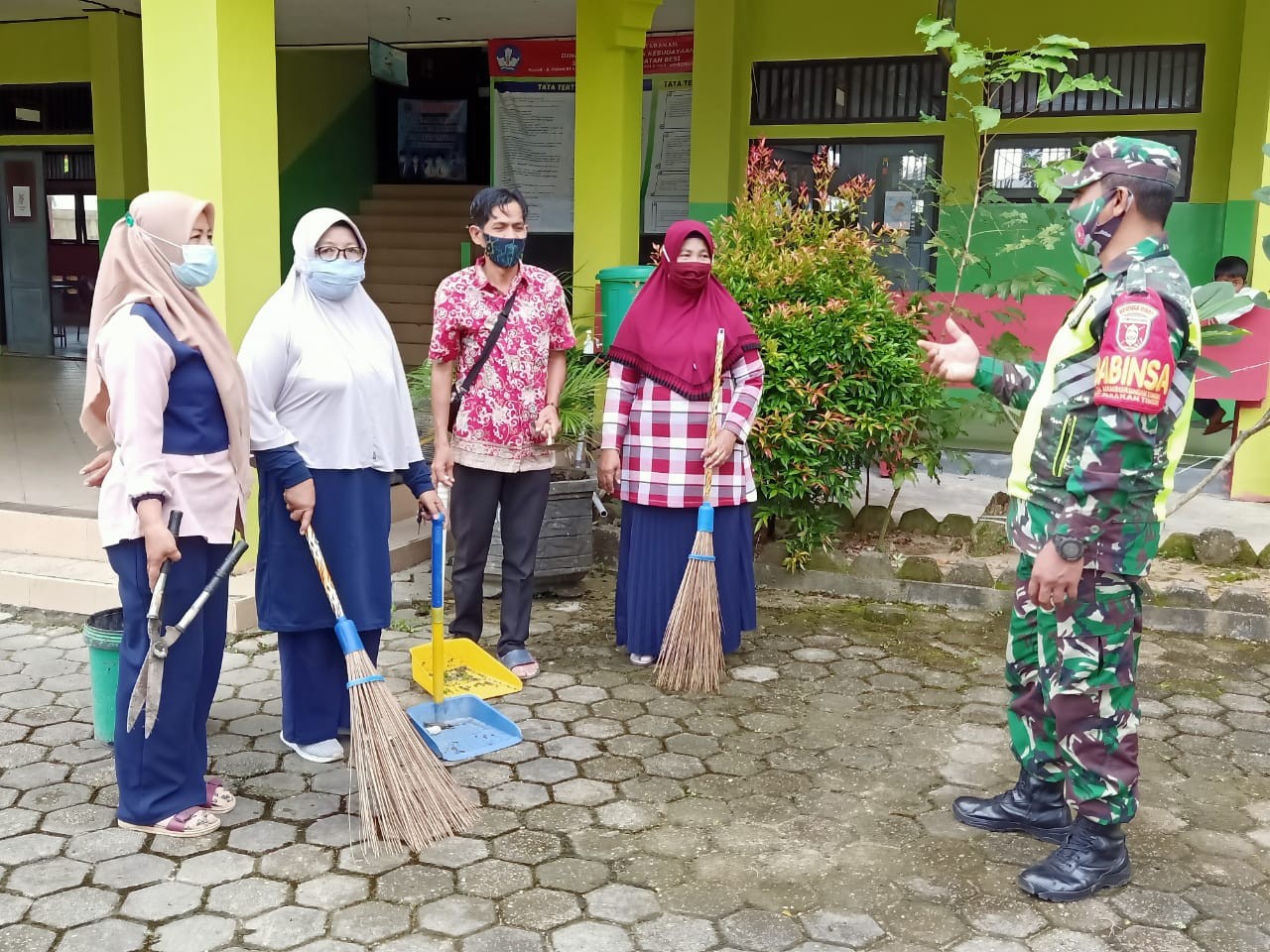 Anjangsana,Babinsa Koramil 0907/01 Tartim Terus Ingatkan Warganya Agar Disiplin Prokes